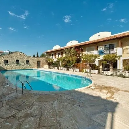 Beautiful Townhouse In A New Project With A Pool For Family Vacation Lägenhet Limassol